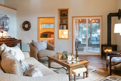 Image de Maison au bord du lac sur le magnifique lac Kenai, privé et paisible.