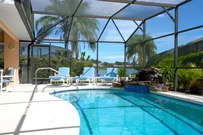 Image de Sunset Retreat-Disney / Princess Rooms - Zone de piscine agrandie / Cascade tropicale