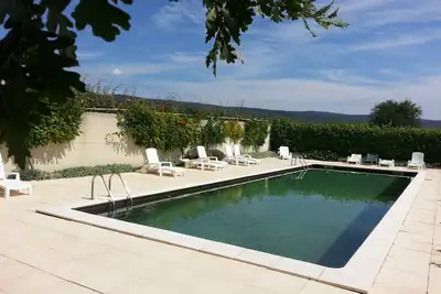 Image de Provence, au pied du Mont Ventoux, dans un hameau au milieu des vignes
