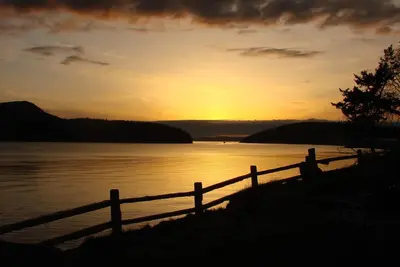 Image de Cozy Beach Cottage avec vue sur les îles San Juan