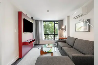 Image de Appartement moderne et entièrement meublé avec une chambre dans le centre-ville de Vancouver