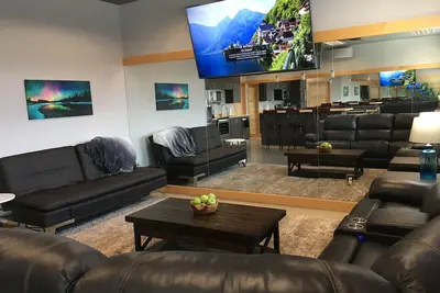 Image de Suite moderne et élégante d'une chambre au cœur de Newport.