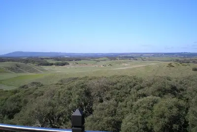 Image de Pirongia Villa est haut sur une colline, la plage est à 200m à pied.