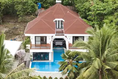 Image de La Whitehouse by the Sea est votre villa privée au bord de la mer.
