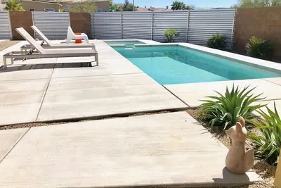 Image de Desert Fox - Une maison du milieu du siècle avec piscine / spa