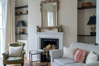 Image de Bright flat for 6, near Victoria and Warwick sq.