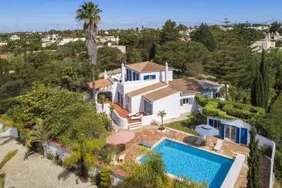 Image de Villa de luxe avec piscine et vue sur la mer