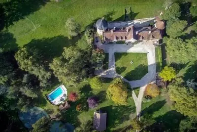 Image de Chateau solognot Xv eme siècle tout confort avec piscine et tennis.