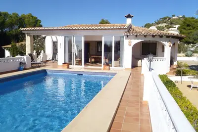 Image de Villa Jeanette\npiscine privé, WiFi, climatisation