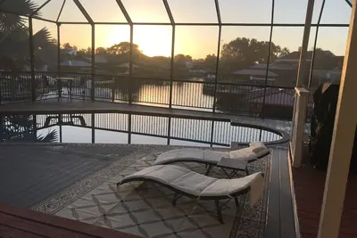 Image de Villa Golf Island avec quai, piscine, table de billard, salle de jeux et salle de sport