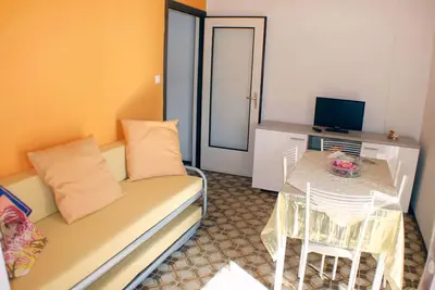 Image de appartement de deux pièces avec vue mer latérale balcon à 50 mètres. de la plage