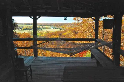 Image de Native Ozark Log Cabin perché au-dessus de la pittoresque vallée de la rivière Gasconade