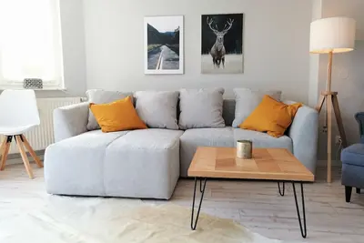 Image de appartement récemment rénové avec Netflix et lit de boxe, emplacement idéal
