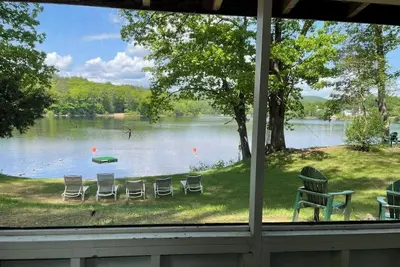Image de Cottage au bord de l'eau avec couchers de soleil sur la montagne