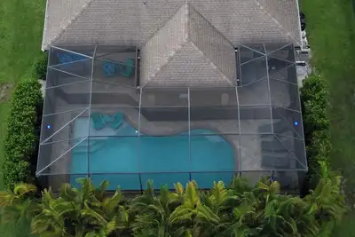 Détendez-vous et séjournez dans une maison de 3 chambres, 2 salles de bains et une piscine d'eau salée chauffée