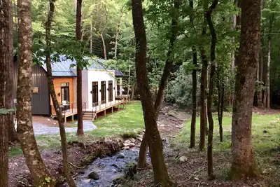 Image de E Ranch est une grange scandinave moderne construite en 2019 et située au bord d'une crique.