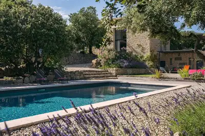 Image de La Maison en Pierre : Tradition et Luxe Moderne