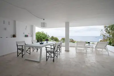 Sunset House à Anavissos au Mavro Lithari • 150 m de la plage avec vue sur la mer.