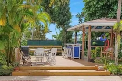 Image de Sju Parrot Pool House avec barbecue et bar extérieur
