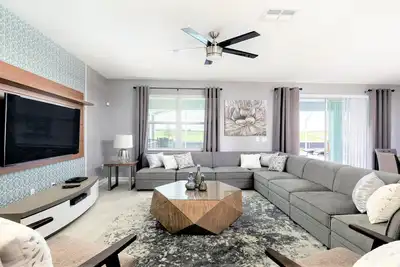 Image de ** Nouveau ** Villa de luxe Championsgate 9br avec piscine et vue sur le golf, près du parc Disney