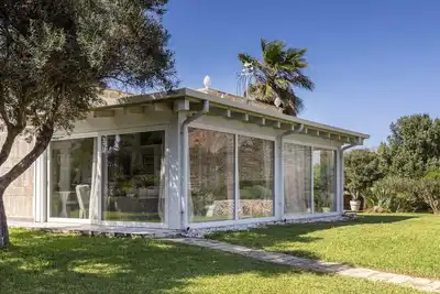 Image de Villa 'Le Pigne' - splendide vue mer, piscine privée, pelouse et jardin.