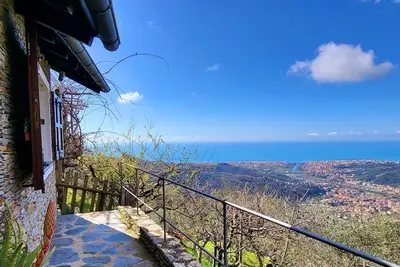 Image de Charmante maison traditionnelle en pierre avec vue mer imprenable.