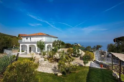 Image de Villa Tiresia: Une magnifique villa de deux étages dans un endroit calme.