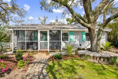 Image de Il faut voir la rénovation! Belle Creekfront Cottage, 2 porches filtrés, Animaux acceptés avec cour clôturée