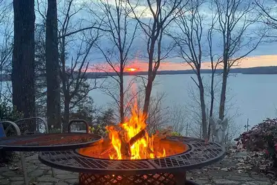 Image de Notre maison du lac est disponible pour l'automne et l'hiver pour vos retraites ou visiter! !