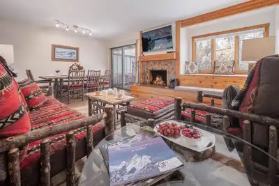 Image de Rmr: 1 chambre confortable avec tous les nouveaux meubles dans le Berry Patch. . Activités gratuites!