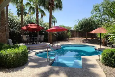 Image de Propre, Calme, PRIVÉ 3br, 3 salles de bain, Loft, piscine privée