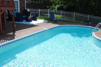 Image de Spacieuses, magnifiquement conçues, vues spectaculaires, piscine d'eau salée chauffée.