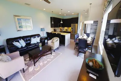 Image de Maison de ville de luxe avec 3 chambres et 3 salles de bains, piscine, balcon, rabais de juin!