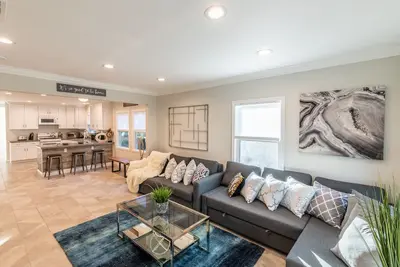 Image de Maison de luxe Disney Downtown Fullerton avec arcade!