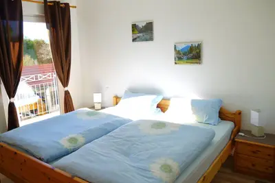 Image de Appartement meublé de façon moderne à l'étage supérieur dans un calme absolu.