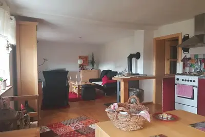 Image de Spacieux appartement de 100 m² pouvant accueillir jusqu'à 3 personnes avec une cheminée dans le salon et des installations confortables
