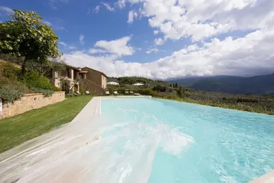 Image de ancienne ferme avec piscine et une belle vue sur le Val di Chiana