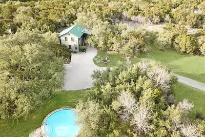 Image de Elegance rurale - Profitez de la montagne avec toutes les cloches et les sifflets. Linge de piscine, de cheminée et de luxe!