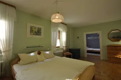 Image de Appartement, 80 m², avec une vue magnifique sur le Landhausgarten et les prés environnants, une connexion Wi-Fi gratuite, entièrement équipée