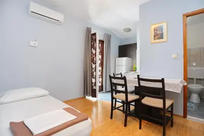 Image de Appartement d'une chambre avec la terrasse et la vue sur le mer Nemira, Omis (A-17039-c)