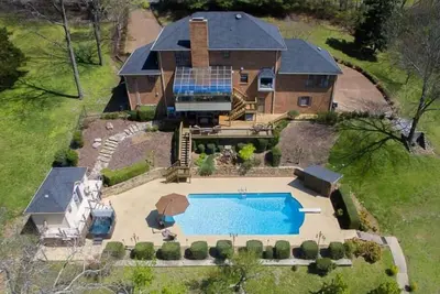 Image de Music City Luxury 12 personnes et plus Piscine, bain à remous, sauna, tennis, accès au paysage pittoresque de 4 acres