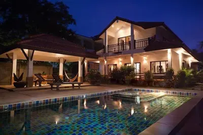 Image de Villa avec piscine de luxe à Long Beach - Grande et bien meublée
