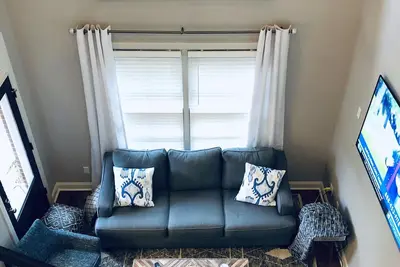 Image de Magnifique condo situé à un pâté de maisons de la place et à distance de marche de The Grove