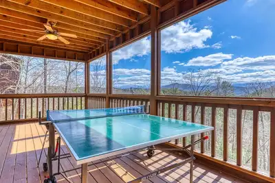 Invitant cabine à flanc de colline avec bain à remous privé, cheminée, table de billard et ping-pong!