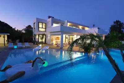 Image de New! Villa moderne en front de mer avec immense piscine, jacuzzi, Barbacoa&vues
