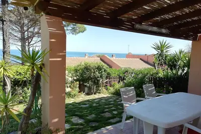 Image de Vue d'ensemble Villetta à 80 m de la mer à Porto Corallo avec jardin clos