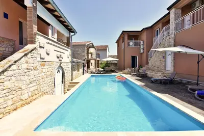 Appartement Noa2 à Poreč-Tar avec piscine, balcon, salle de jeux, Wi-Fi et barbecue