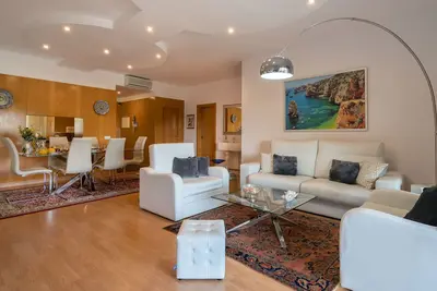 Image de Marina Park Charming Aparment w 2 Bedrooms, Ac and Big Balcony