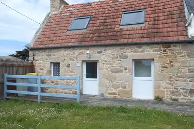 Maison de pêcheur, nichée dans les rochers de Trégastel, Côte de Granit Rose