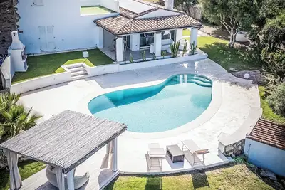 Image de Villa de luxe avec piscine et jardin de 2000m² près de la mer
